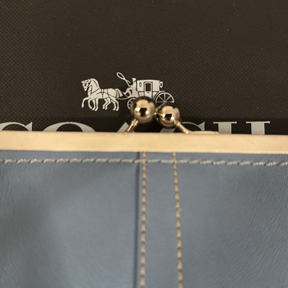 Coach Blue and White kiss lock Women's wristlet - Picture 10 of 15